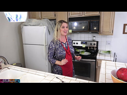 ❤️ Stepmom mulgere eum in culina ante diem suum Russian porn apud nos